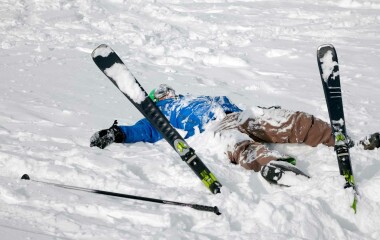 Újma na zdraví při srážce lyžařů: Jak postupovat a uplatnit své nároky